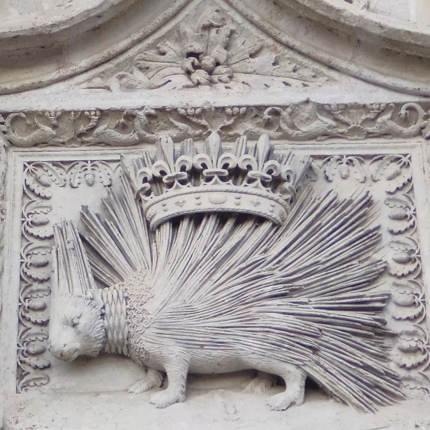 Et voilà la réponse : il s'agit de Blois dont les emblèmes de la ville sont le loup et le porc-épic. 
Mais je suis d'accord que c'était pas évident de trouver le porc-épic sur la photo précédente 😁